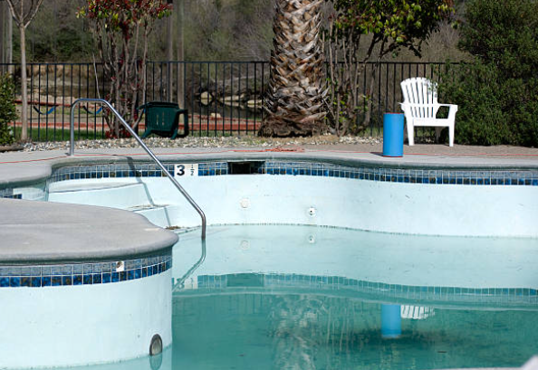 como quitar manchas negras en la piscina