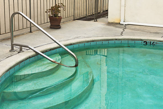 como quitar manchas negras en la piscina